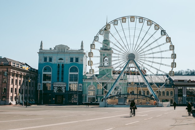 Ruota panoramica nel centro di kiev per una vista panoramica