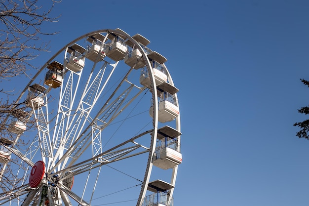 Foto la ruota panoramica al mercato di natale nel centro di bergamo, in italia