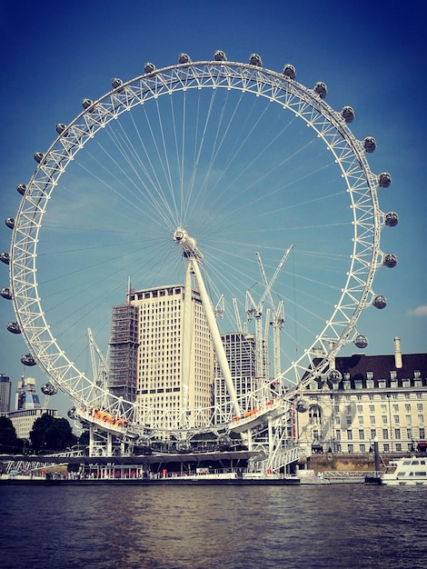 Photo ferris wheel in city against clear sky