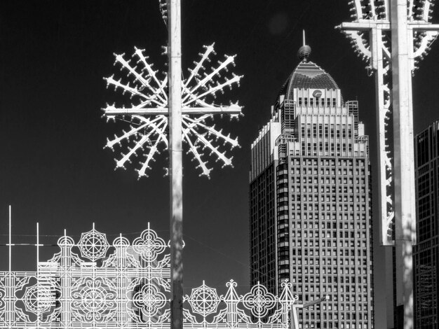 Photo ferris wheel in city against sky at night