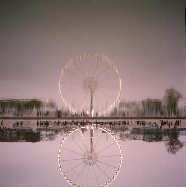 Foto la ruota panoramica in città contro il cielo