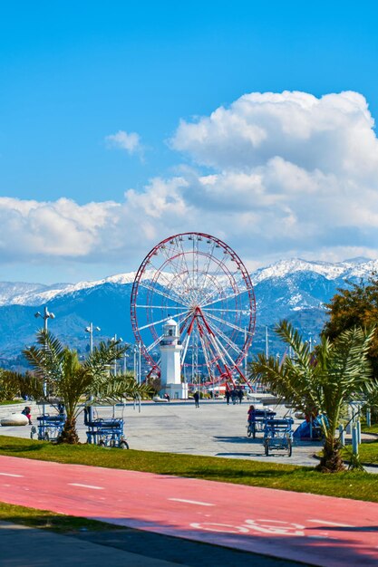 Batumi 시의 제방에 관람차. 도시와 산의 멋진 전망.