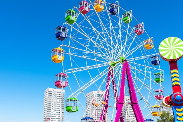 Ruota panoramica in un parco divertimenti in una nuova zona residenziale della città