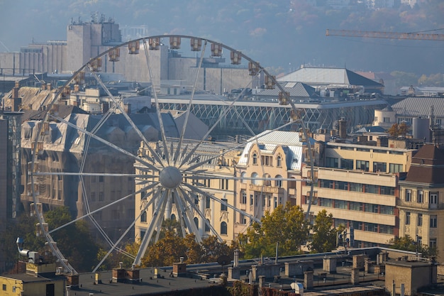 Photo ferris wheel in historical center of budapest, hungary