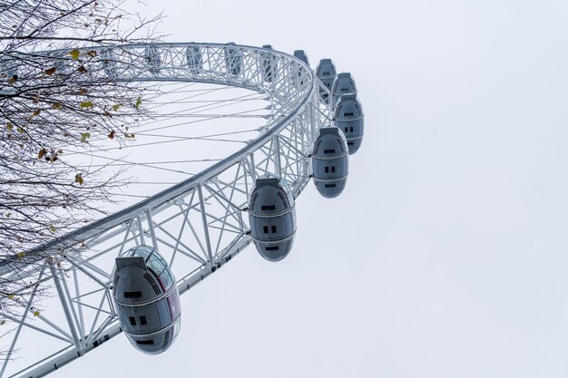 Photo a ferris wheel in london, england