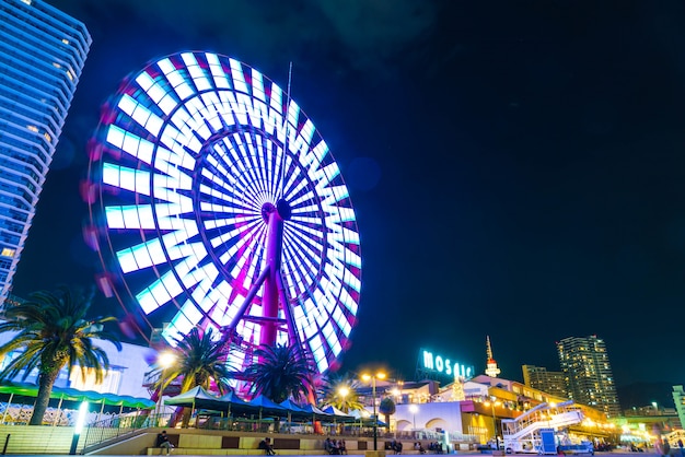 Ruota panoramica vicino al centro commerciale di mosaico alla città di kobe