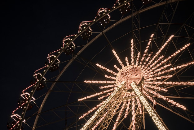 夜の公園で観覧車。公園でのエンターテイメント