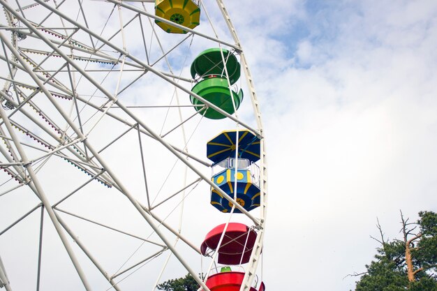 Ruota panoramica nel parco contro il cielo blu