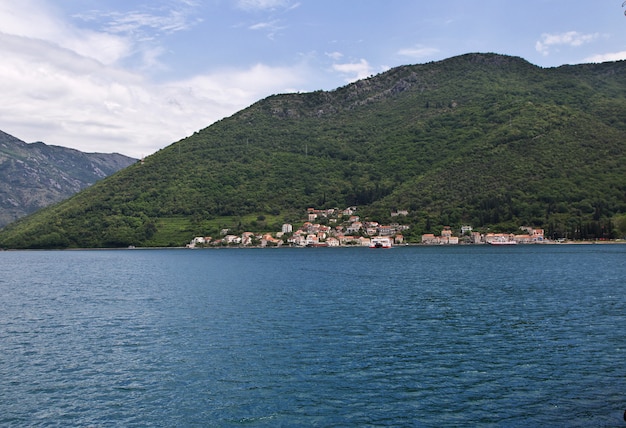 Traghetto nella baia di boka kotorska, montenegro, costa adriatica