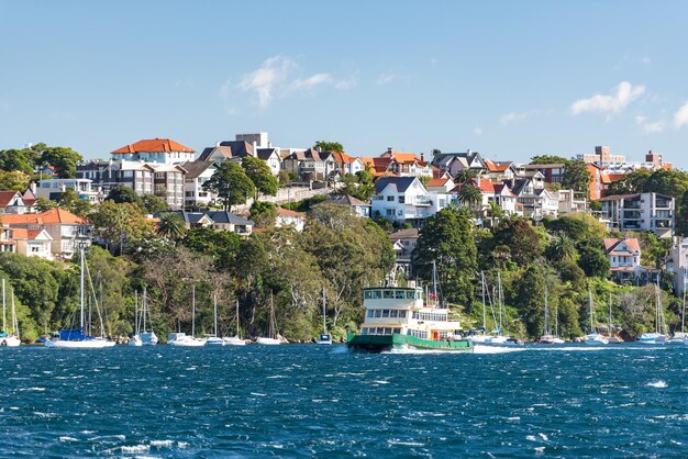 Photo ferry boat with yachts and residential houses on the background cremorne point sydney australia
