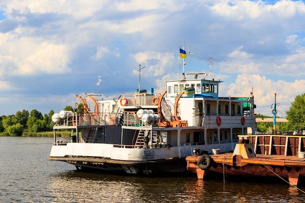 ドニエプル川ウクライナの埠頭でのフェリーボート