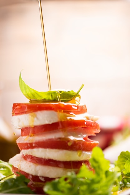 Fesh Italiaanse Caprese salade met gesneden mozzarella en kruiden