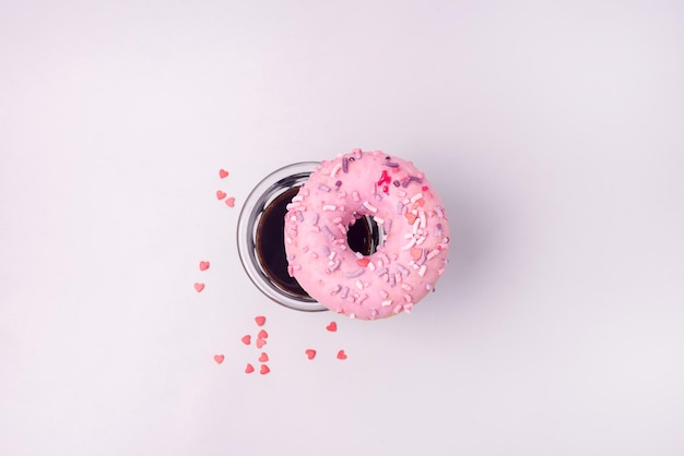 Розовый пончик Fesh с кофе Американо, плоский вид сверху, пончик и кофе