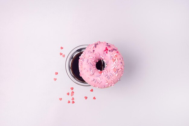 Fesh roze donut met koffie Americano plat lag bovenaanzicht donut en koffie