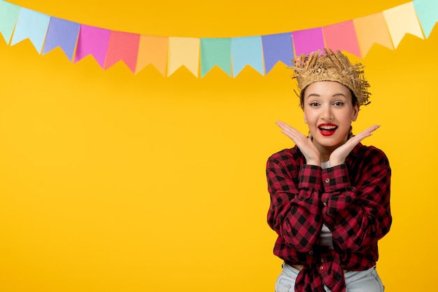 Festa junina blond schattig meisje in strohoed Braziliaans festival met kleurrijke vlaggen opgewonden