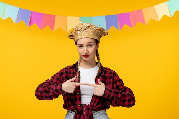 Festa Junina 금발 귀여운 소녀 밀짚 모자 브라질 축제 손가락을 잡고 다채로운 깃발