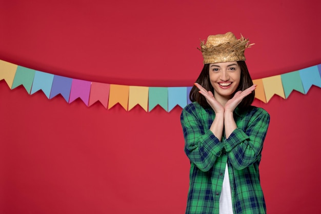 Festa junina met strohoed jong meisje viert braziliaans festival schattig