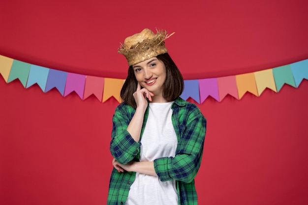 Festa junina schattig jong meisje in groen shirt vieren braziliaanse festival dromen