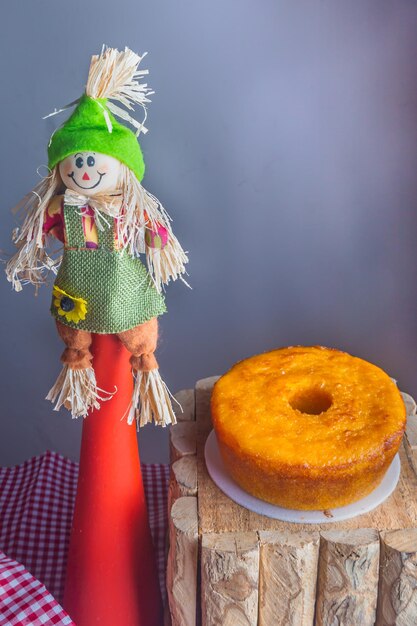 Фото festa junina типичный бразильский пирог из кукурузной муки на столе с красной клетчатой скатертью