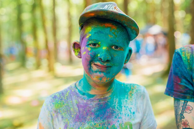 Festival van kleuren Holi. Portret van een gelukkige jongen