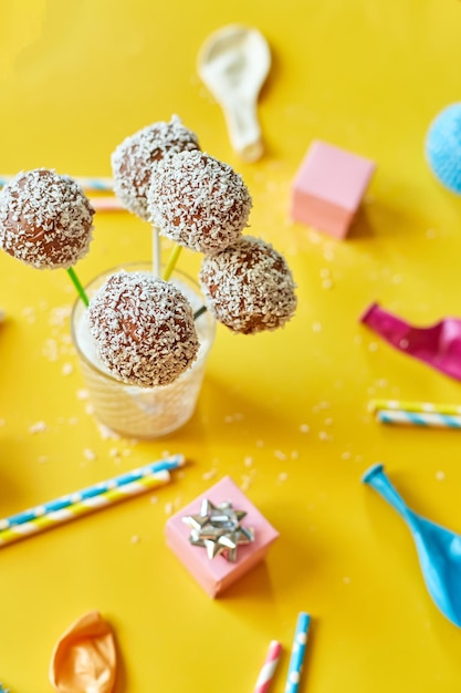 Festival verjaardag achtergrond met zelfgemaakte popcake