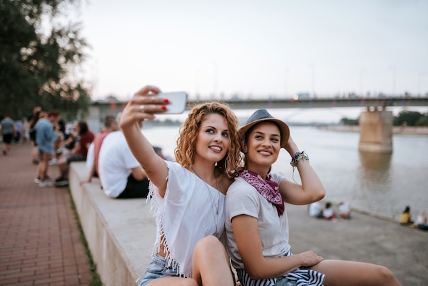 Festivalmeisjes die een selfie maken.