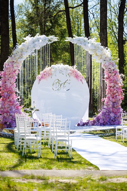 Festive arch for the ceremony of painting the newlyweds on the wedding day wedding decor with fresh flowers