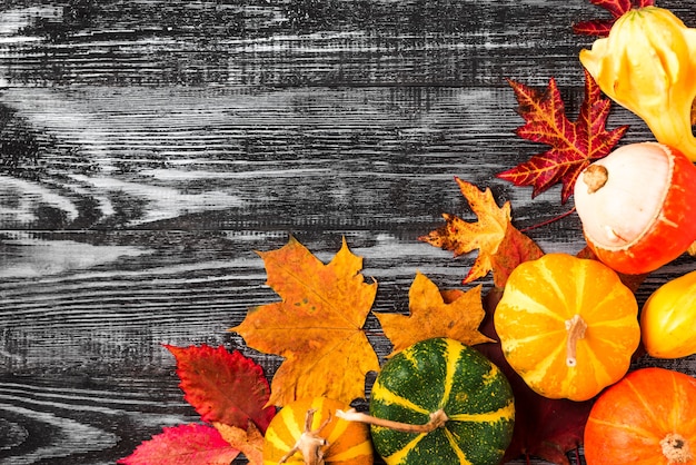 Foto festosa composizione autunnale con zucche e foglie