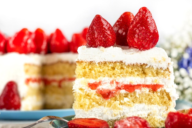 Festivo berry cake fatto in casa torta di fragole tagliata torta di fragole decorata con fragole fresche