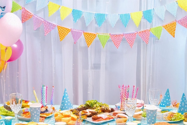 다채로운 장식물 과 파티 모자 로 펼쳐진 축제 의 생일 테이블