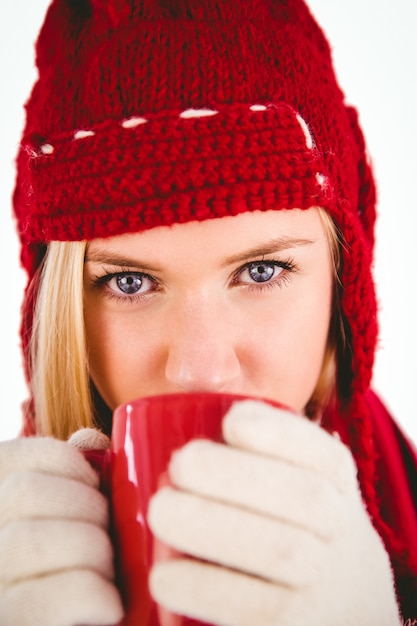 Foto bionda festiva che beve dalla tazza