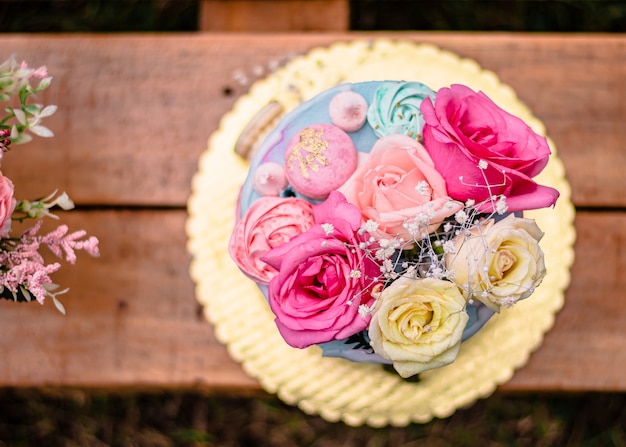 花とお祝いのケーキ