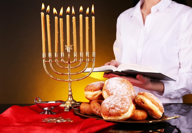 Foto cerimonia festiva su hanukkah su sfondo scuro