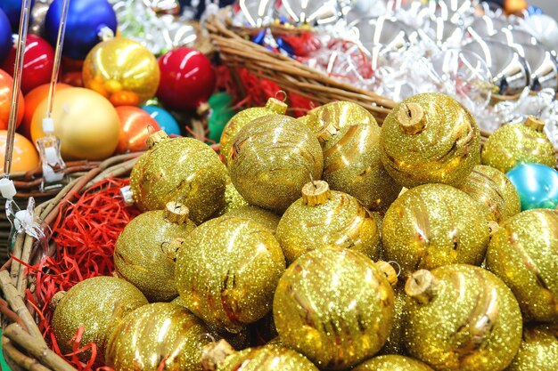 쇼케이스 클로즈업에 바구니에 축제 크리스마스 공 다양한 색상