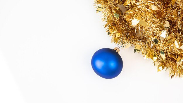 공간 디자인과 국경에 황금색 반짝이가 매달려 있는 축제 크리스마스 공. 흰색 배너에 리본 화환이 있는 크리스마스 싸구려 장식을 위한 아름다운 장식입니다. 디자인 요소 축하 카드 또는 전단지