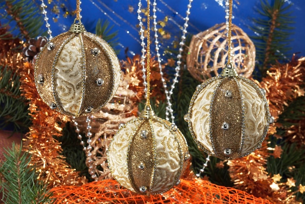 クリスマスツリーの枝、ホリデーボール、その他の装飾品を使ったお祝いのクリスマス作曲
