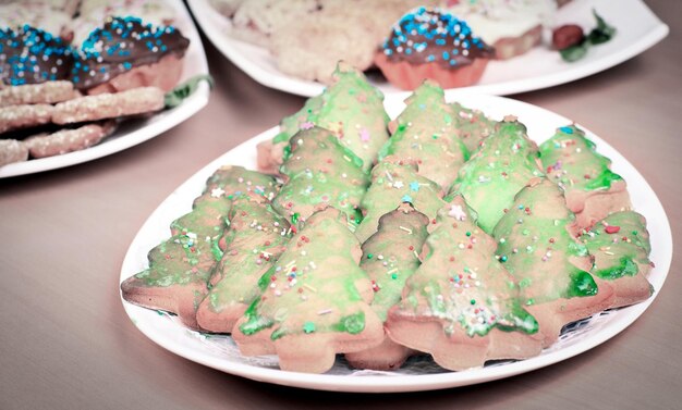 写真 木製のテーブルの上のお祝いのクリスマスクッキー