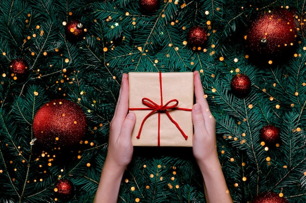 Праздничные рождественские украшения и подарочная коробка