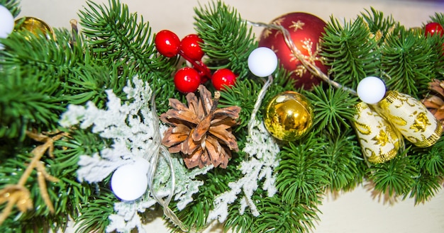 Праздничный рождественский фон гирлянды с воздушными шарами, конусами и электрическими проводами.