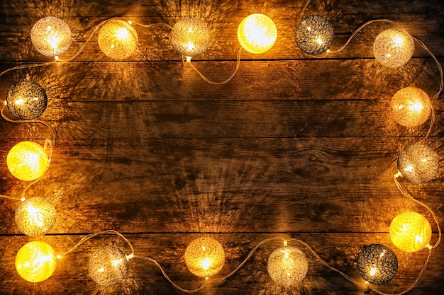 Photo festive christmas lights on wooden