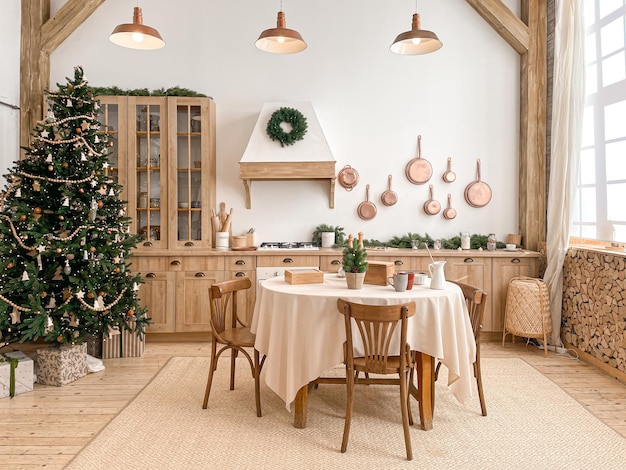 Cucina moderna festiva di natale con il grande albero