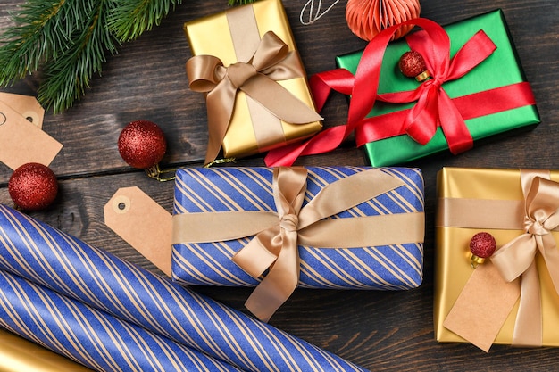 Sfondo festivo di natale capodanno scatole regalo colorate e oro e decorazioni natalizie