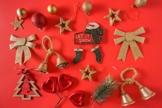Ornamenti e decorazioni natalizie su sfondo rosso