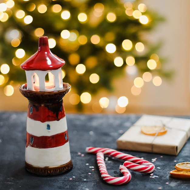 燭台のキャンディケインとボケ味の背景による装飾とお祝いのクリスマスの静物