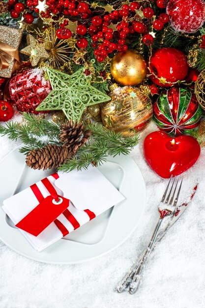 축제 크리스마스 테이블 장소 설정 장식 붉은 심장 모양의 촛불. 화려한 휴일 배경