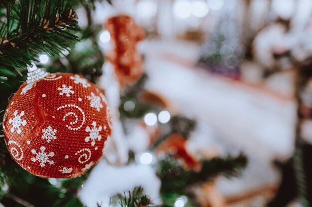 クリスマスのおもちゃの赤いボールで飾られたお祝いのクリスマスツリー冬の休日のお祝い