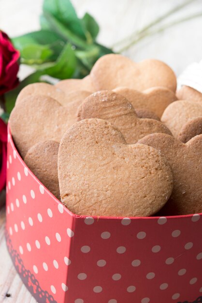 バレンタインデーのためのハートとバラのお祝いクッキー、