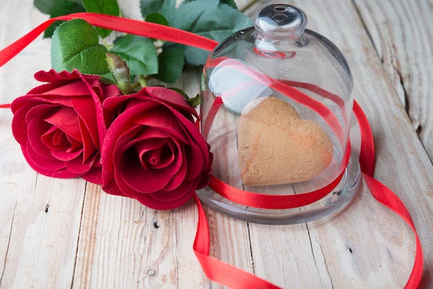 Праздничное печенье с сердечками и розами на День святого Валентина,