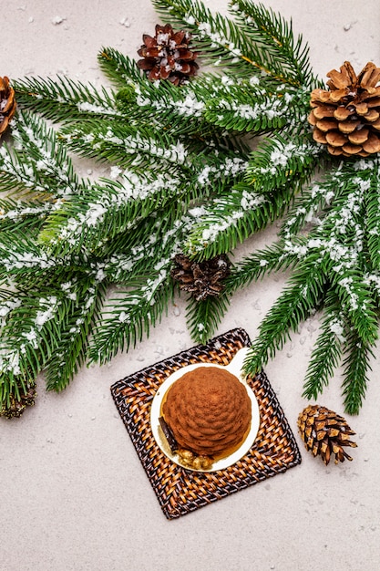 크리스마스 전나무 콘의 모양에 축제 디저트. 새 해 달콤한 치료 개념입니다.