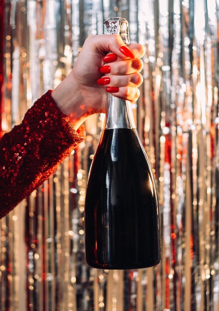 Праздничная вечеринка с напитками, празднование юбилея, праздник, приветствие, женская рука, держащая бота с шампанским
